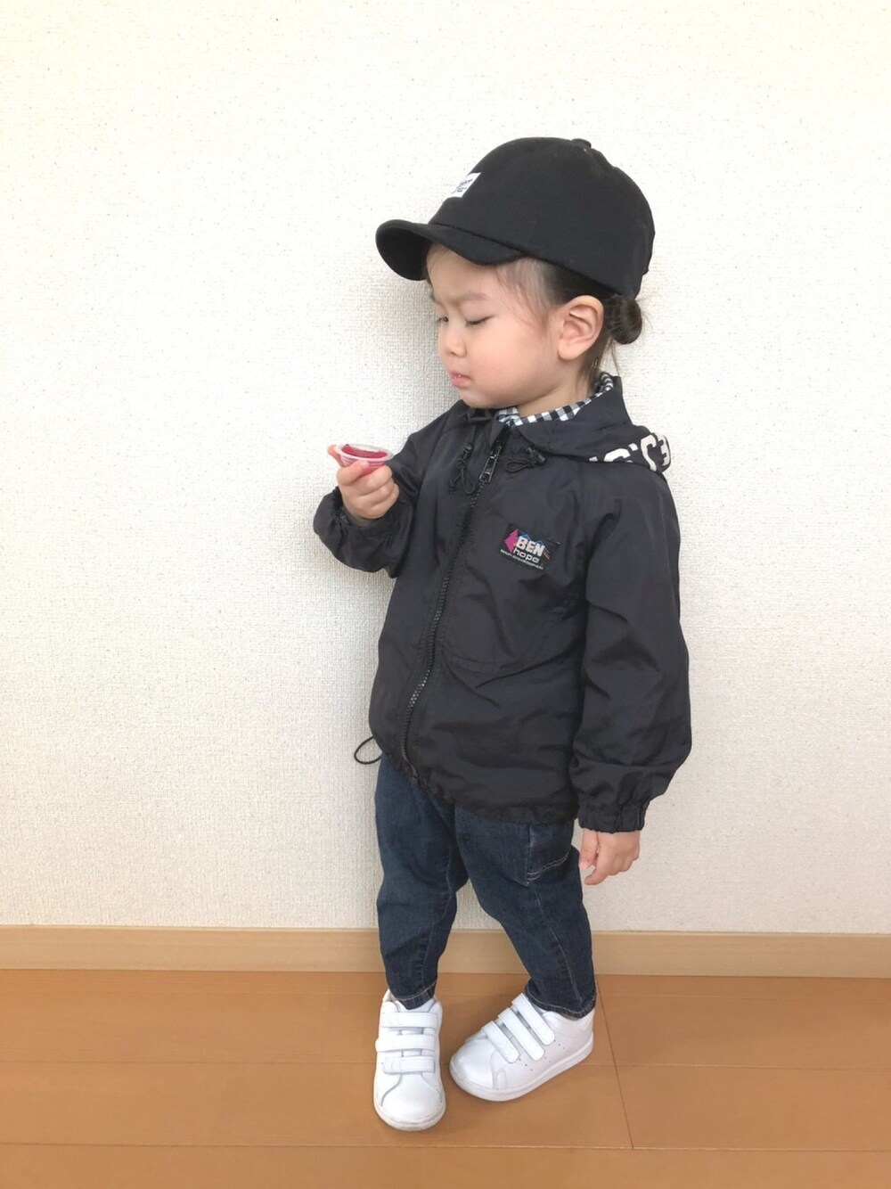 「シンプル、カジュアル、ボーイッシュ、2歳、おんなのこ、ナイロンジャケット、スタンスミス、ギンガムチェック、白スニーカー」｜「GLOBAL WORKのﾁﾋﾞﾂﾊﾞCAP（キャップ、ブラック系）」を使った、swhrkさん（キッズ・80cm）の春コーディネートの1枚目の写真