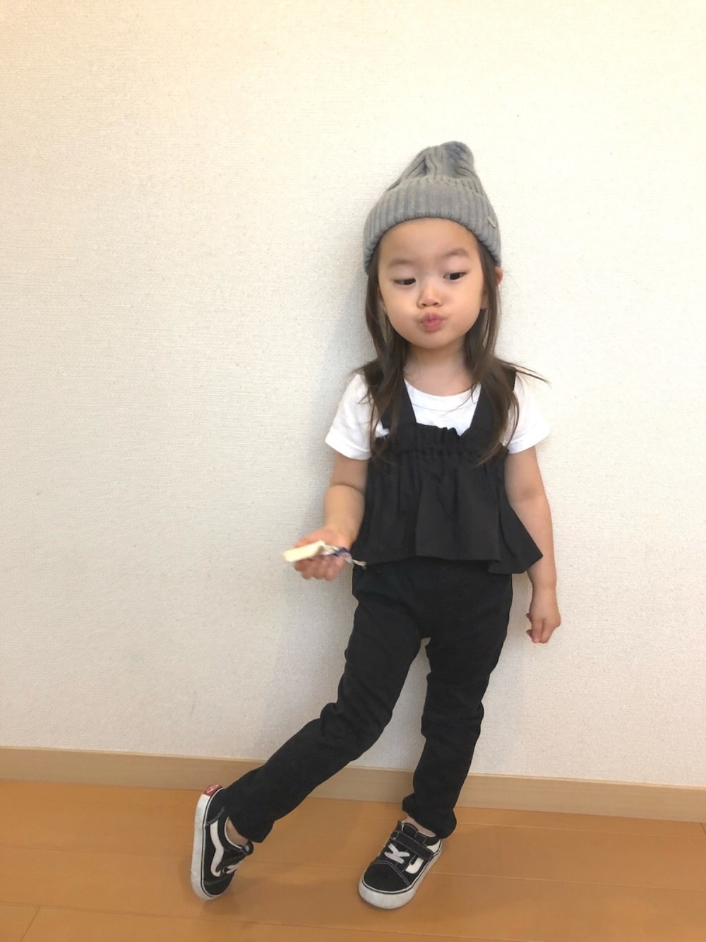 ホワイト系のTシャツ/カットソー、ブラック系のその他パンツ、ブラック系のスニーカーを着用したキッズの夏コーディネートの1枚目の写真