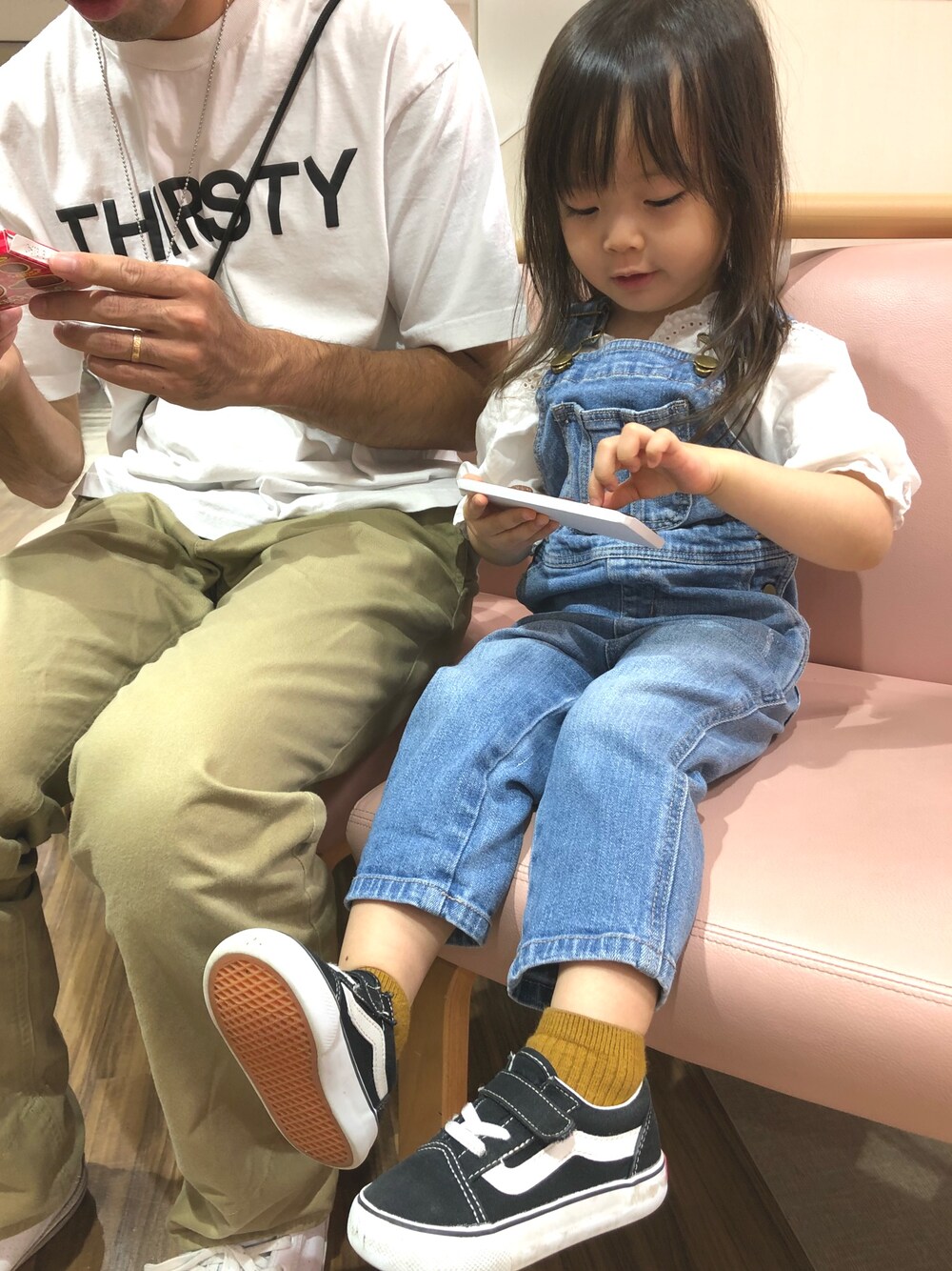 ホワイト系のシャツ/ブラウス、ブルー系のサロペット/オーバーオール、ホワイト系のTシャツ/カットソーを着用したキッズの秋コーディネートの1枚目の写真