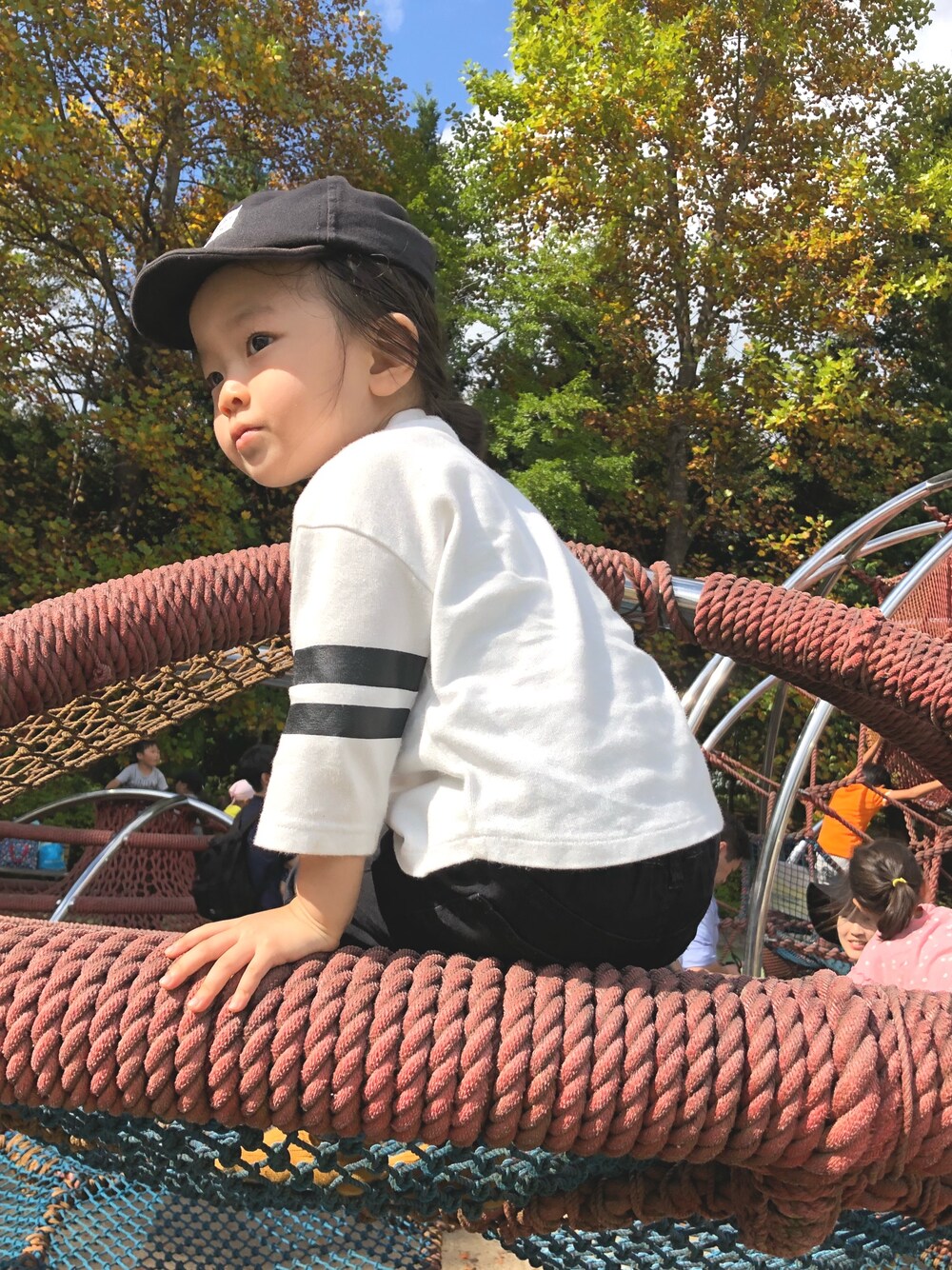 ホワイト系のTシャツ/カットソー、ブラック系のその他パンツ、ブラック系のスニーカーを着用したキッズの秋コーディネートの1枚目の写真