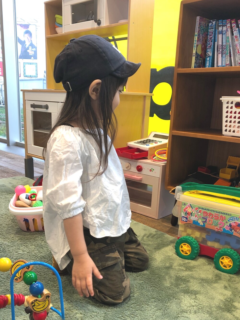 「シンプル、カジュアル、オフショル、タンクトップ、ミニタリー、迷彩、マウンテンブーツ、キャップ、キッズファッション、キッズコーデ」｜「GLOBAL WORKのﾁﾋﾞﾂﾊﾞCAP（キャップ、ブラック系）」を使った、swhrkさん（キッズ・80cm）の秋コーディネートの1枚目の写真