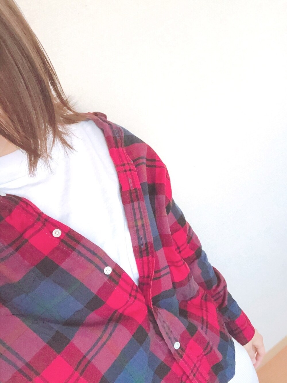 レッド系のシャツ/ブラウス、ホワイト系のTシャツ/カットソー、ベージュ系のその他パンツを着用したレディースの冬コーディネートの1枚目の写真