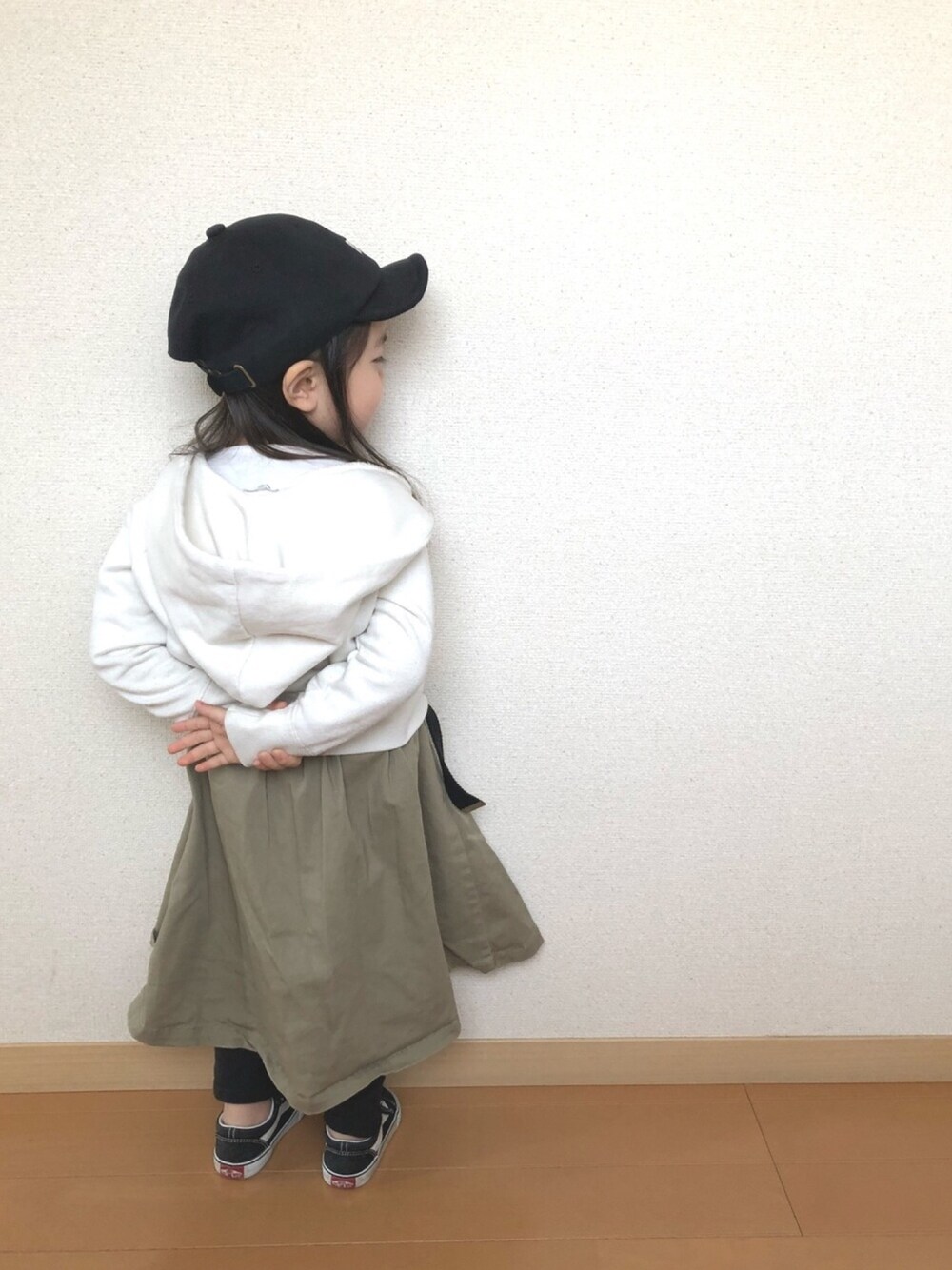 ホワイト系のTシャツ/カットソー、ホワイト系のパーカー、ベージュ系のスカートを着用したキッズの冬コーディネートの1枚目の写真