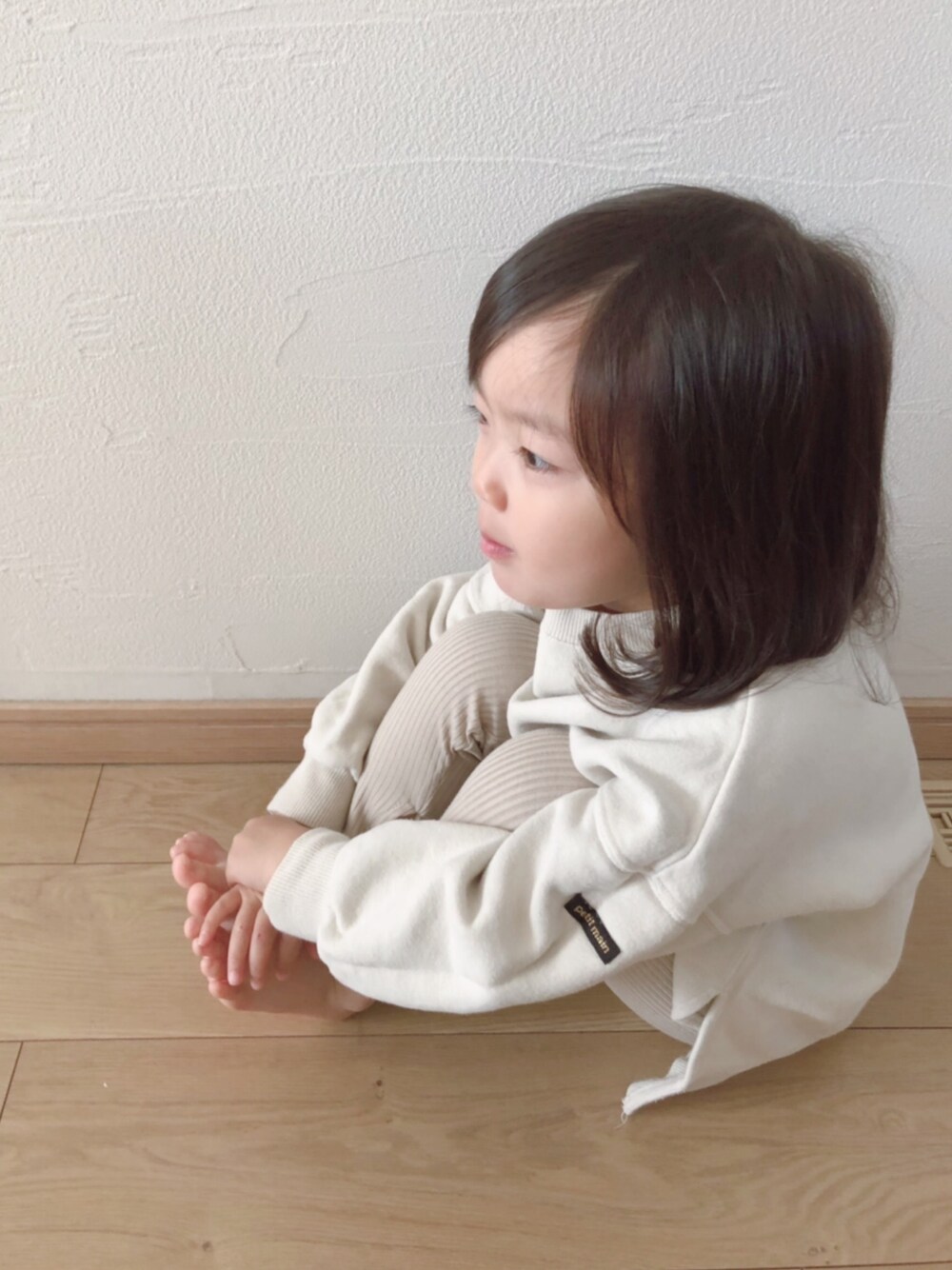「シンプル、ワントーンコーデ、ベージュ、オフホワイト、おんなのこ、kids、女の子コーデ、レギンス、ブランシェス」｜「petit mainのロング丈トレーナー（スウェット、ホワイト系）」を使った、swhrkさん（キッズ・90cm）の秋コーディネートの1枚目の写真