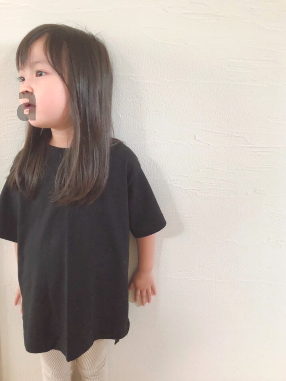 ブラック系のTシャツ/カットソー、ホワイト系のその他パンツ、ブラック系のスニーカーを着用したキッズの夏コーディネートの1枚目の写真
