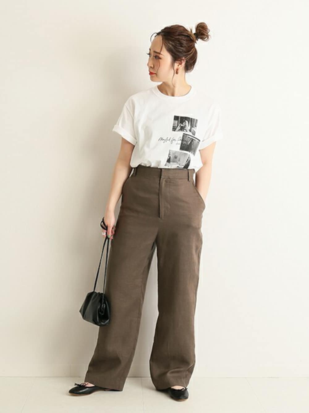 ブラウン系のその他パンツ、ホワイト系のTシャツ/カットソー、ブラック系のバレエシューズを着用したレディースの春コーディネートの1枚目の写真