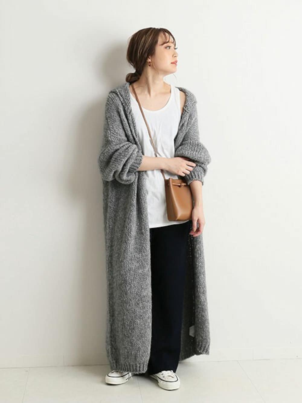 グレー系のカーディガン/ボレロ、ホワイト系のタンクトップ、イエロー系のショルダーバッグを着用したレディースの夏コーディネートの1枚目の写真