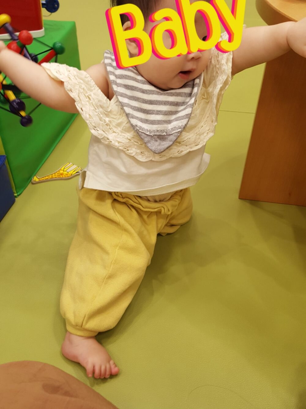 ホワイト系のシャツ/ブラウス、イエロー系のパンツを着用したキッズの秋コーディネートの1枚目の写真