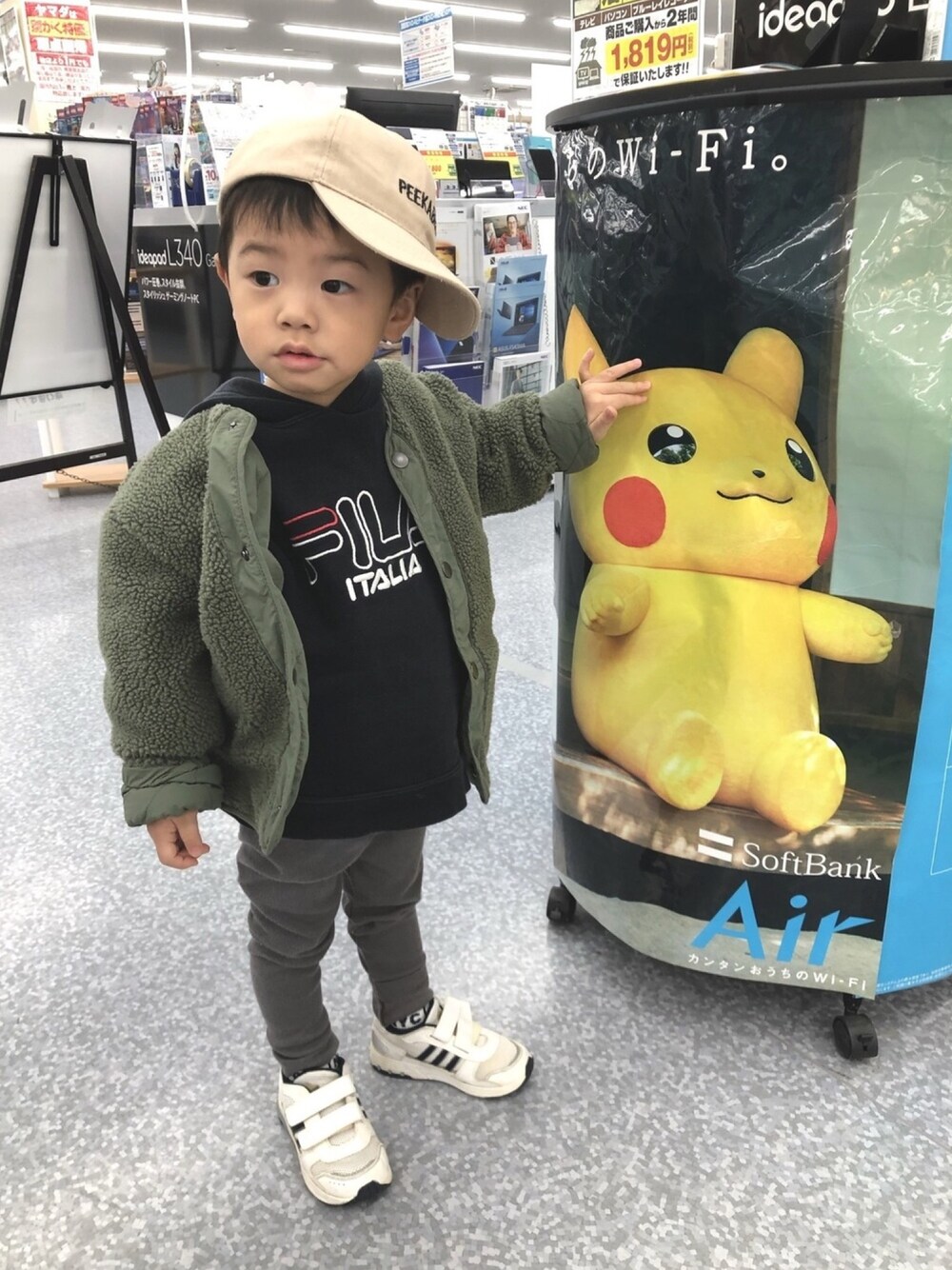 「キッズ古着、キッズファッション、パーカー、男の子コーデ、FILA、adidas、スニーカー」｜「UNIQLOのアイテム（ノーカラージャケット、グリーン系）」を使った、ymtさん（キッズ・100cm）の冬コーディネートの1枚目の写真