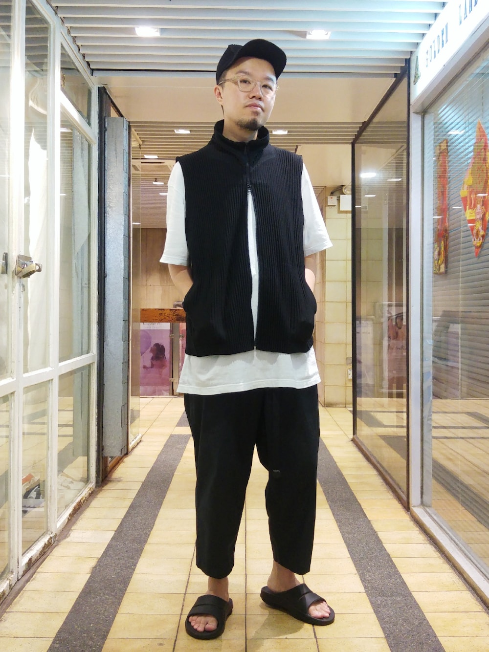 「mykita、PLEATS PLEASE、UNIQLO U、HOMME PLISSÉ ISSEY MIYAKE、oofos、hkboy、ootd、streetstyle、coordinate、夏」｜「MYKITAのアイテム（メガネ、その他）」を使った、Paak Chanさん（メンズ・172cm）の夏コーディネートの1枚目の写真