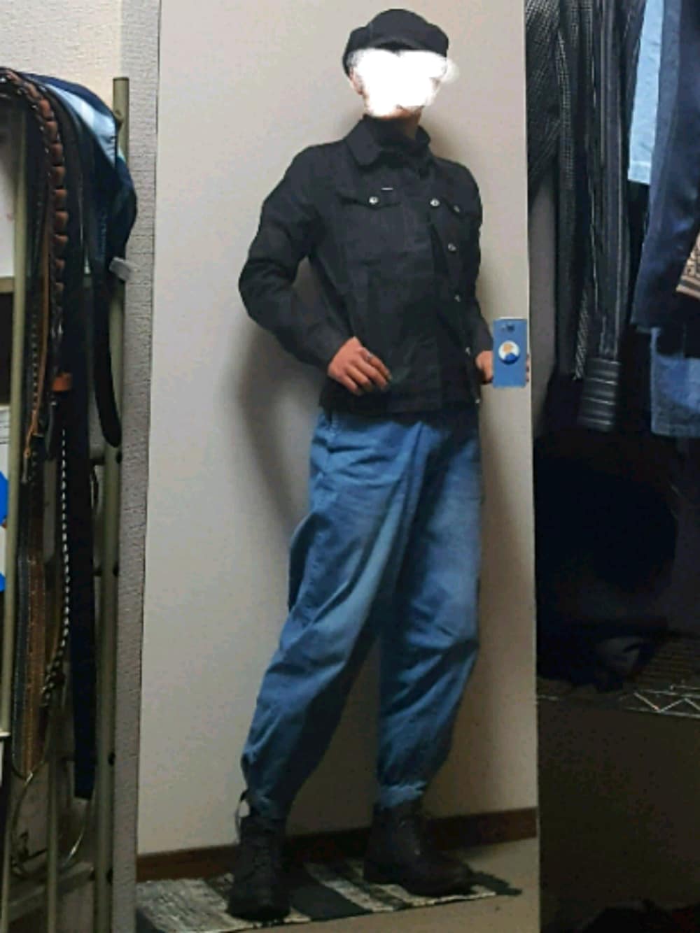 「キャスケット　デニム、タートルネックT、ユニクロユー、デニムジャケット、ジースター・ロゥ(G-STAR RAW)、トビパンツ、パープル&イエロー、デニムブーツ、ニコルクラブフォーメン」｜「UNIQLOのタートルネックT（長袖）（Tシャツ/カットソー、ブラック系）」を使った、ダイテンさん（メンズ・174cm）の春コーディネートの1枚目の写真