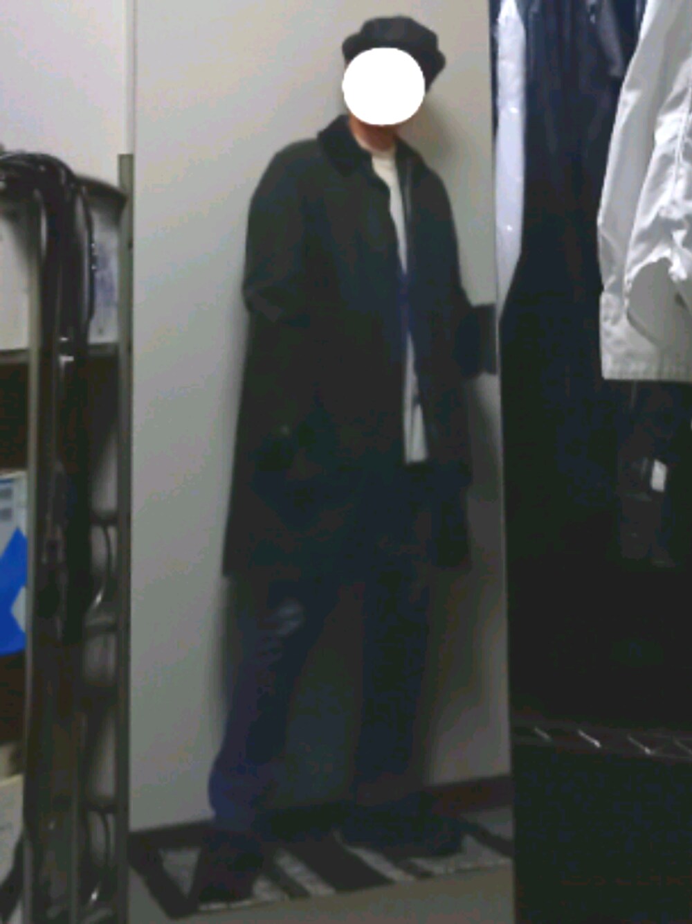 ベージュ系のシャツ/ブラウス、ブルー系のジャケット/アウター、グリーン系のステンカラーコートを着用したメンズの冬コーディネートの1枚目の写真