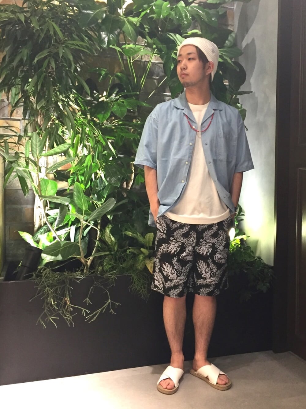ブルー系のシャツ/ブラウス、ホワイト系のTシャツ/カットソー、グレー系のその他パンツを着用したメンズの夏コーディネートの1枚目の写真