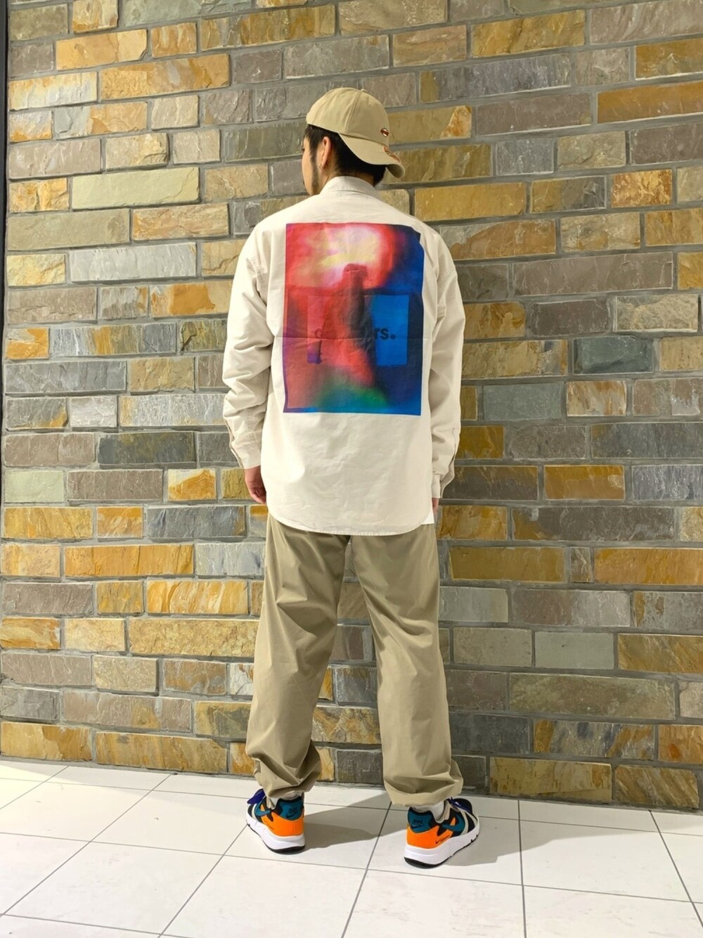 ホワイト系のシャツ/ブラウス、ホワイト系のTシャツ/カットソー、ベージュ系のその他パンツを着用したメンズの冬コーディネートの1枚目の写真