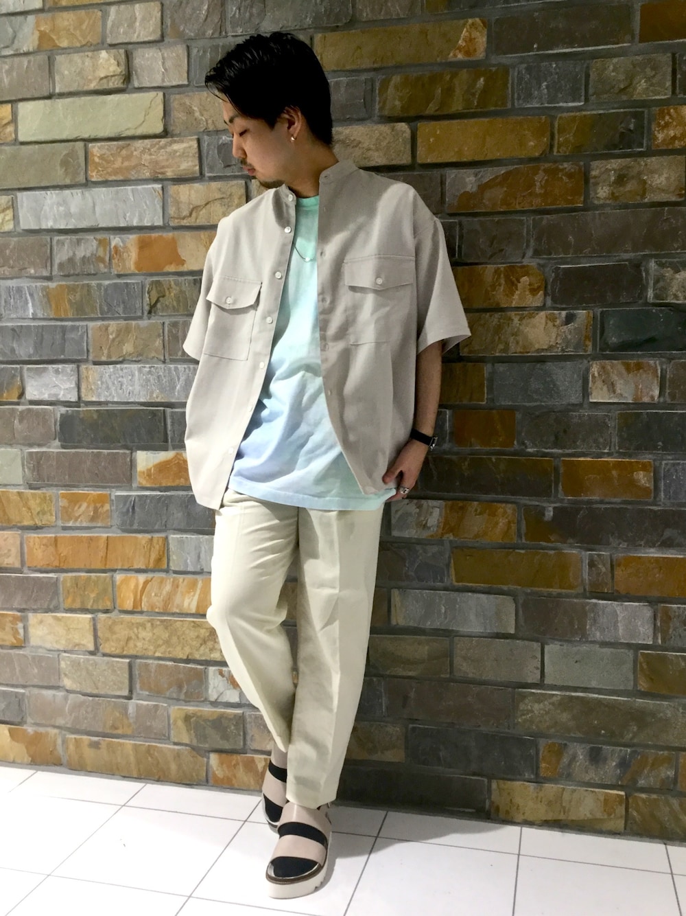 ホワイト系のシャツ/ブラウス、グリーン系のTシャツ/カットソー、ホワイト系のスラックスを着用したメンズの夏コーディネートの1枚目の写真