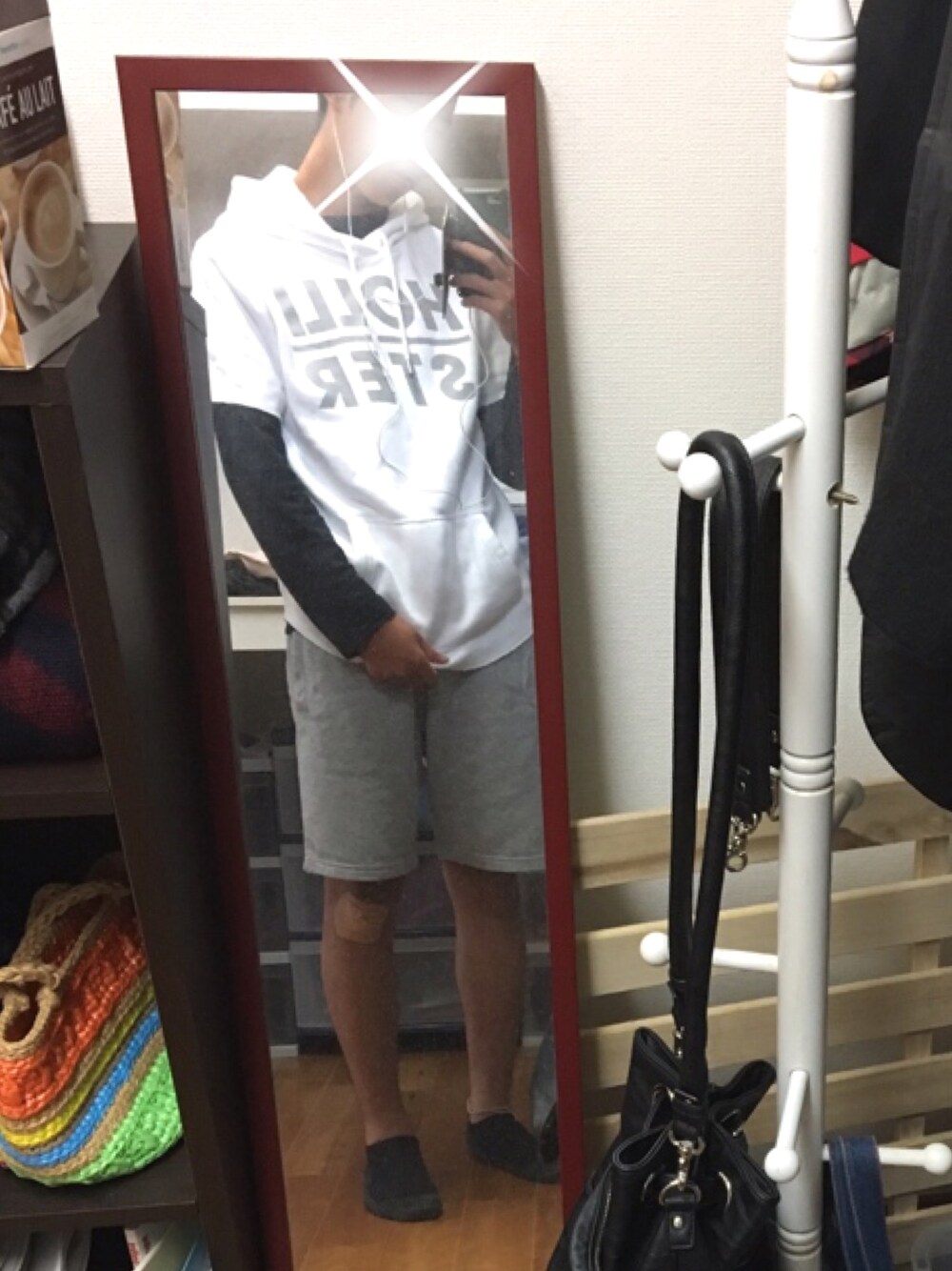 「Hollisterのアイテム（パーカー、ホワイト系）」を使った、SorAさん（メンズ・173cm）の秋コーディネートの1枚目の写真