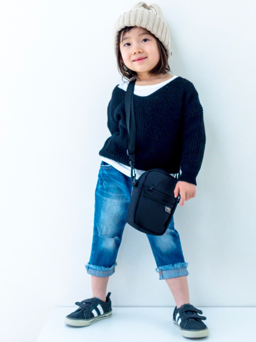 「キッズファッション、シンプル、プチプラ、レイヤードスタイル、カジュアルコーデ、低身長、GU、おしゃれさんと繋がりたい、ootd、スニーカー」｜「CIAOPANIC TYPYの【ママとお揃い】キッズハーレム抜き襟ニット（ニット/セーター、ブラック系）」を使った、misaki_1502さん（キッズ・90cm）の春コーディネートの1枚目の写真