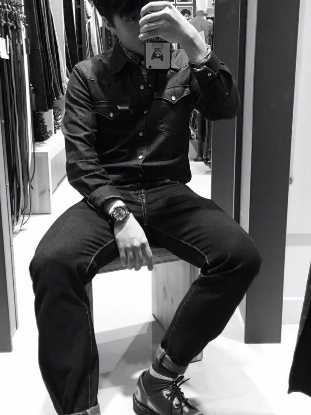 「Levi'sのアイテム（デニムジャケット、ブルー系）」を使った、Dave さん（メンズ・173cm）の冬コーディネートの1枚目の写真