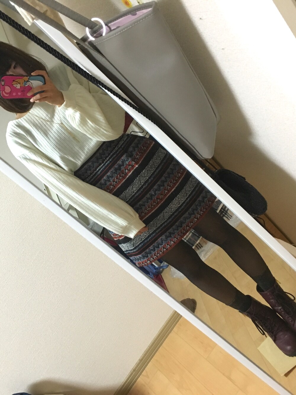 「ootd、カジュアルコーデ、シロニット、スカート、おきにいりアイテム、かわいい」｜「PAGEBOYのダークキリム台形SK（スカート、ブルー系）」を使った、ぷーさんさん（レディース・155cm）の冬コーディネートの1枚目の写真