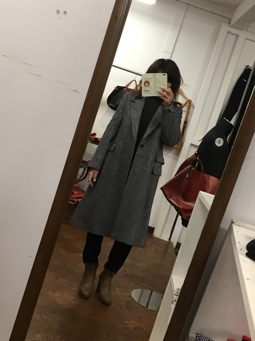 「ROBES&CONFECTIONSのアイテム（チェスターコート、グレー系）」を使った、marikoさん（レディース・162cm）の冬コーディネートの1枚目の写真