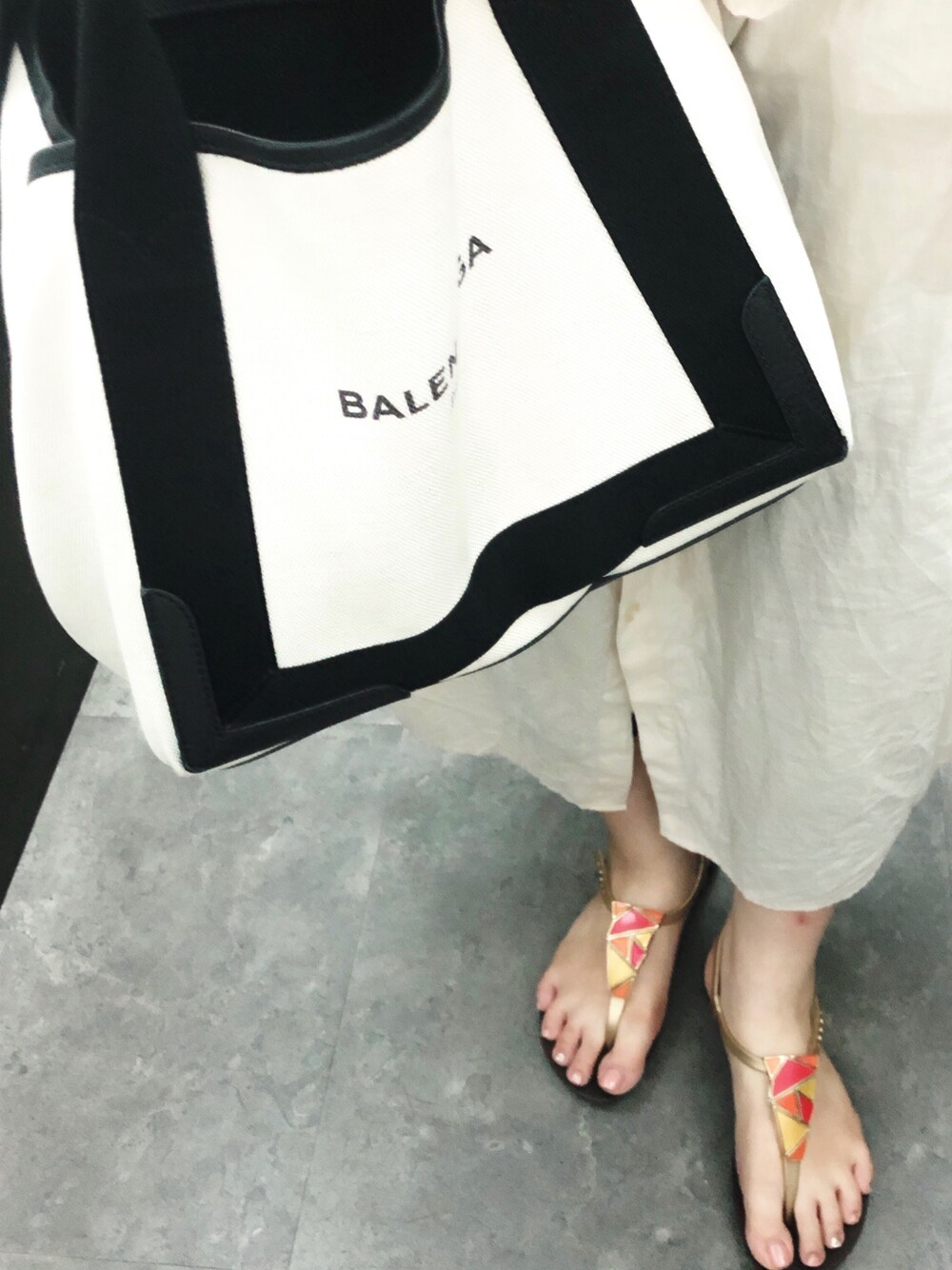 「シンプルコーデ、夏コーデ、今日のコーデ、シャツワンピース、ビーサン、イパネマ」｜「BALENCIAGAのアイテム（トートバッグ、ホワイト系）」を使った、chocoさん（レディース・163cm）の夏コーディネートの1枚目の写真