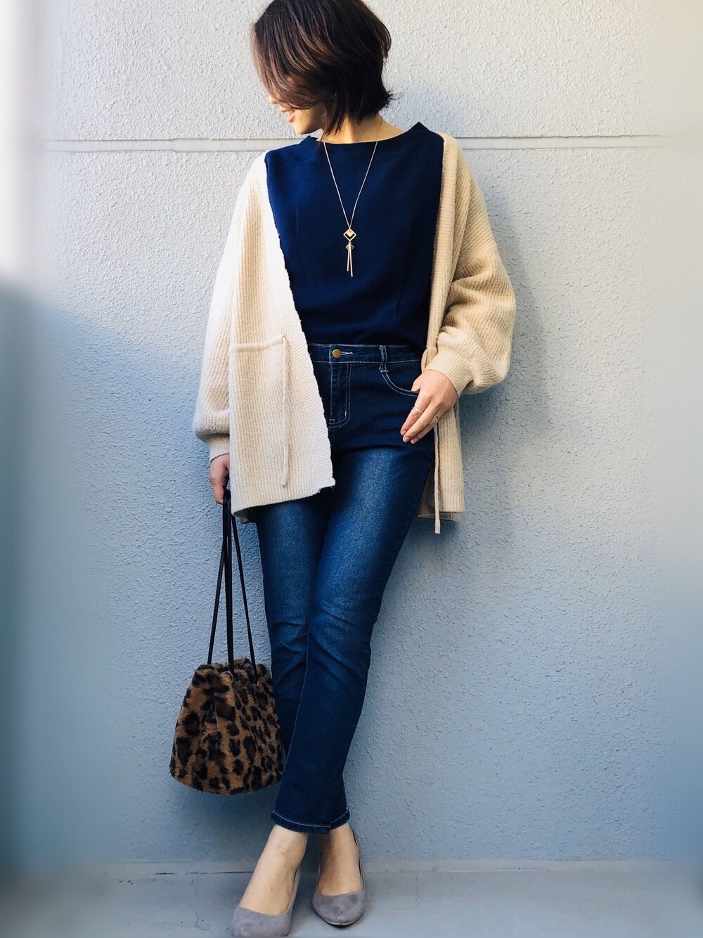 その他のショルダーバッグ、グレー系のパンプス、ブラウン系のその他パンツを着用したレディースの冬コーディネートの1枚目の写真