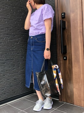 「andme（アンドミー）のストレッチデニムミモレ丈タイトスカート ウエストゴム（デニムスカート、ブルー系）」を使った、chocoさん（レディース・163cm）の春コーディネート