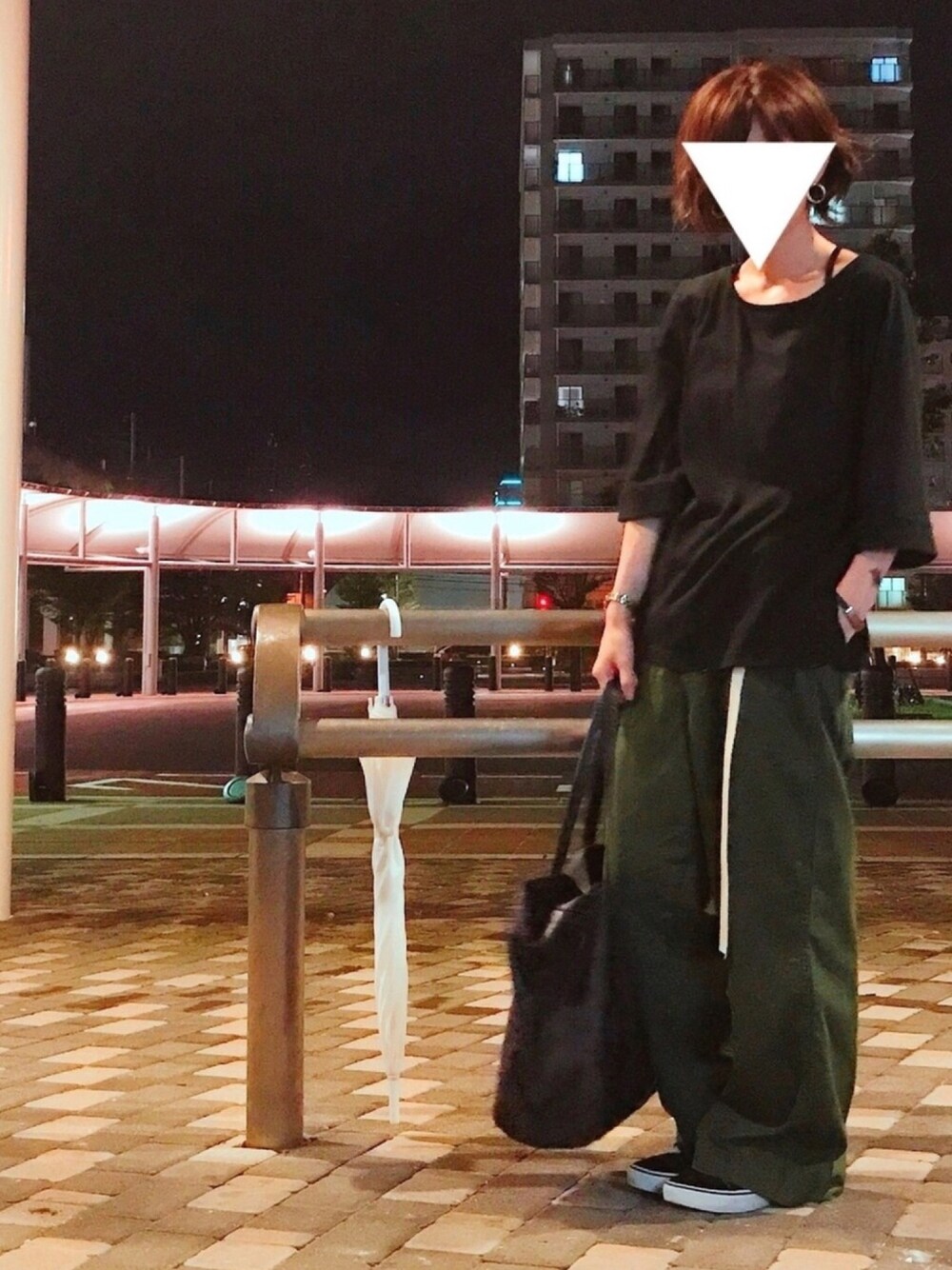 「メンズライク、ワイドパンツ、ベーカーパンツ、ブラック、シンプル、ラフ、ゆるコーデ、スニーカー、ビックシルエット、カジュアルコーデ」｜「HAREのロングガチャベルト(HARE)（ベルト、ホワイト系）」を使った、___mayuさん（レディース・165cm）の夏コーディネートの1枚目の写真