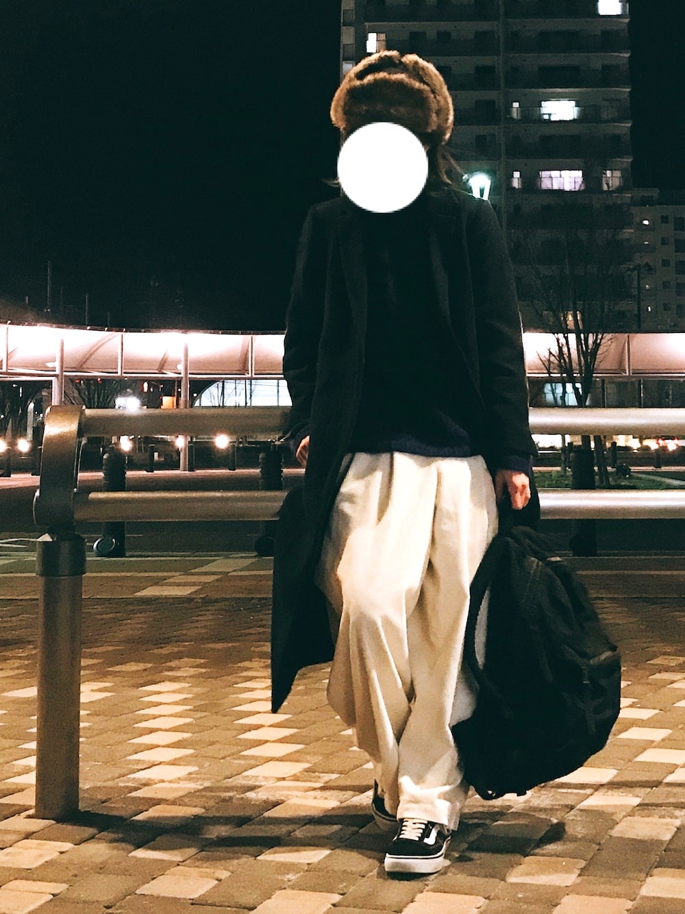 「ワイドパンツ、スニーカー、フライトキャップ、カジュアル、シンプルコーデ、プチプラ、コーデュロイ、おしゃれさんと繋がりたい、モノトーン、冬」｜「HAREのアイテム（チェスターコート、ブラック系）」を使った、___mayuさん（レディース・165cm）の冬コーディネートの1枚目の写真