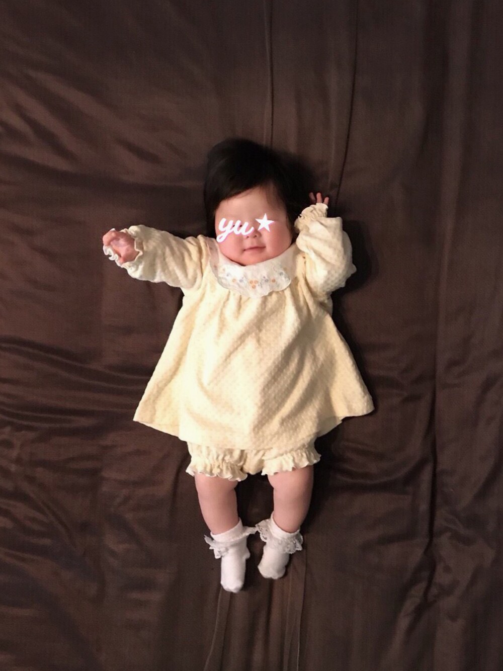 「ベビーコーデ、春コーデ、春、セットアップ、いただきもの、女の子、赤ちゃん、０歳、生後5ヶ月、instagram」｜「CELINEのアイテム（パンツ、イエロー系）」を使った、おてんばむすめさん（キッズ・60cm）の春コーディネートの1枚目の写真