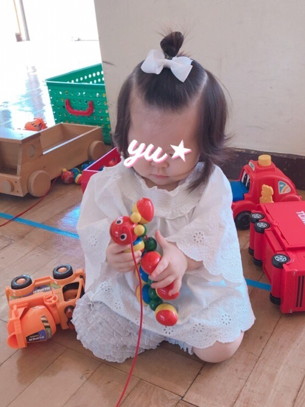 「むすめ服、いつかのコーデ、季節外れ、プティマイン、女の子、赤ちゃん、０歳、11ヶ月、もうすぐ1歳、Instagram sty0624」｜「petit mainのパンチングレースチュニック（チュニック、ホワイト系）」を使った、おてんばむすめさん（キッズ・70cm）の秋コーディネートの1枚目の写真