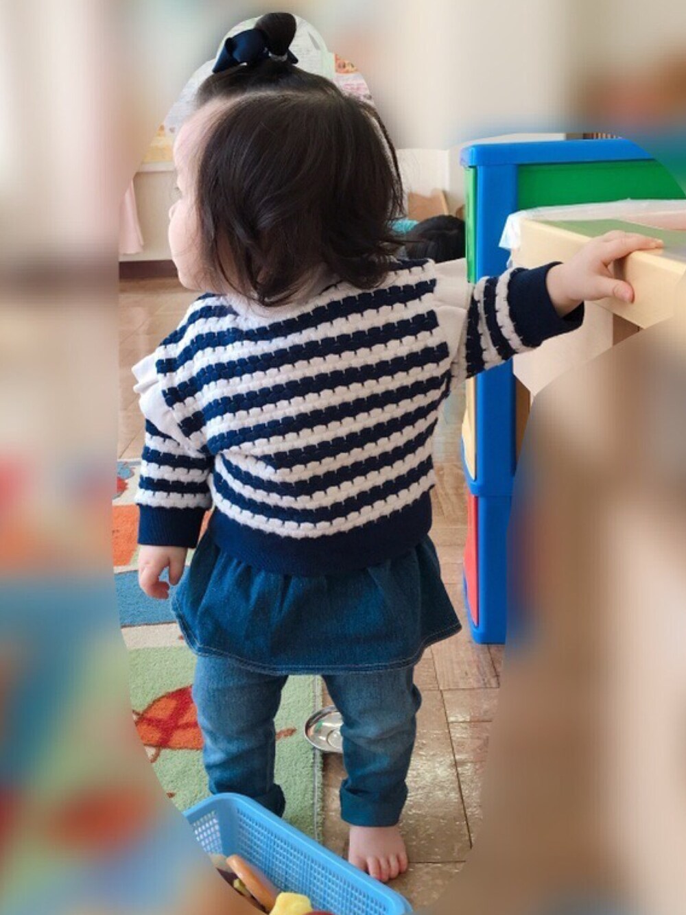 「むすめ服、シンプルコーデ、女の子、赤ちゃん、０歳、11ヶ月、カウントダウン、あと2日、もうすぐ1歳、物欲が止まらない」｜「apres les coursの7分袖肩フリルボーダーニット（ニット/セーター、ブルー系）」を使った、おてんばむすめさん（キッズ・70cm）の秋コーディネートの1枚目の写真