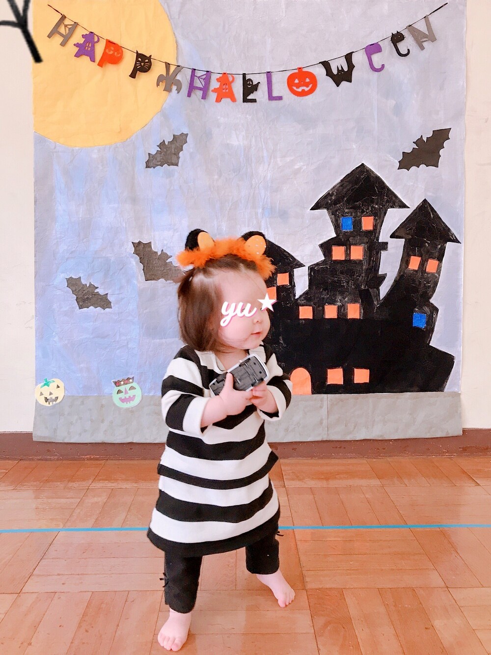 「wearhalloween2018、halloween、ハロウィン、ハロウィンコーデ、ネコ、むすめ服、プティマイン、ボーダー、セットアップ、1歳」｜「petit mainのボーダーセットアップ（スウェット、ブラック系）」を使った、おてんばむすめさん（キッズ・70cm）の秋コーディネートの1枚目の写真