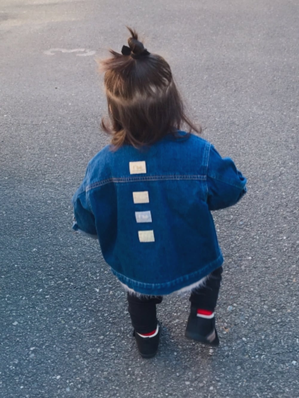 「むすめ服、カッコイイ女子、ビックシルエット、デニムジャケット、プティマイン、ハイネック、kids、女の子、1歳、3ヶ月」｜「BeBeのアイテム（デニムジャケット、ブルー系）」を使った、おてんばむすめさん（キッズ・70cm）の冬コーディネートの1枚目の写真