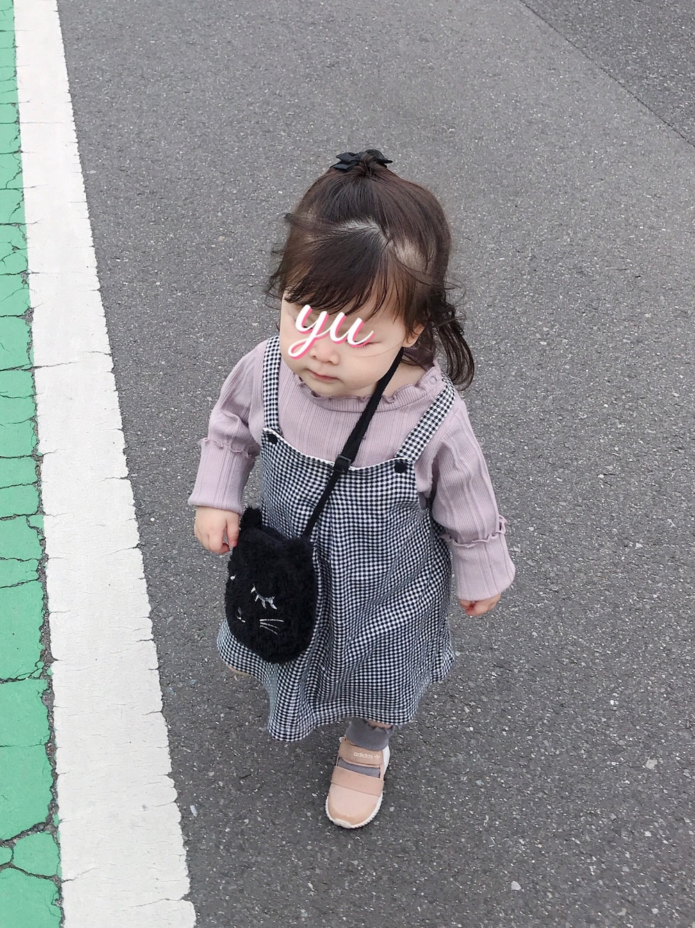 「むすめ服、女の子コーデ、こどもコーデ、キッズコーデ、春夏コーデ、100均小物、プティマイン、アディダス、おんなのこ、1歳6ヶ月」｜「COMME CA ISMのアイテム（ワンピース/ドレス、ブラック系）」を使った、おてんばむすめさん（キッズ・70cm）の春コーディネートの1枚目の写真