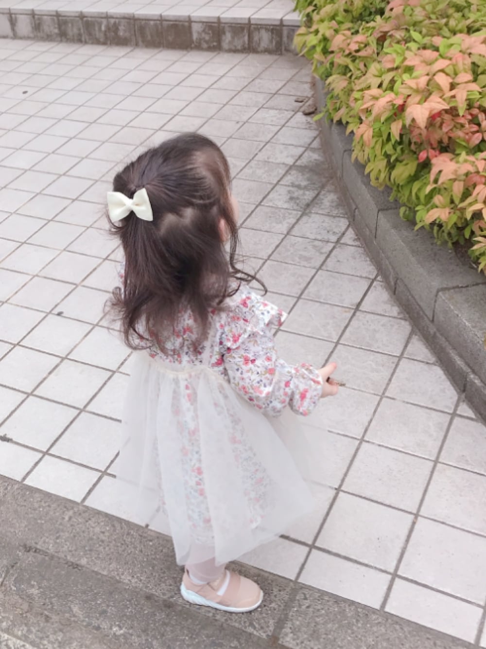 「むすめ服、キッズファッション、休日スタイル、100均小物、babygap、プティマイン、old navy、アディダス、女の子、1歳7ヶ月」｜「babyGAPのアイテム（ワンピース/ドレス、ホワイト系）」を使った、おてんばむすめさん（キッズ・80cm）の夏コーディネートの1枚目の写真