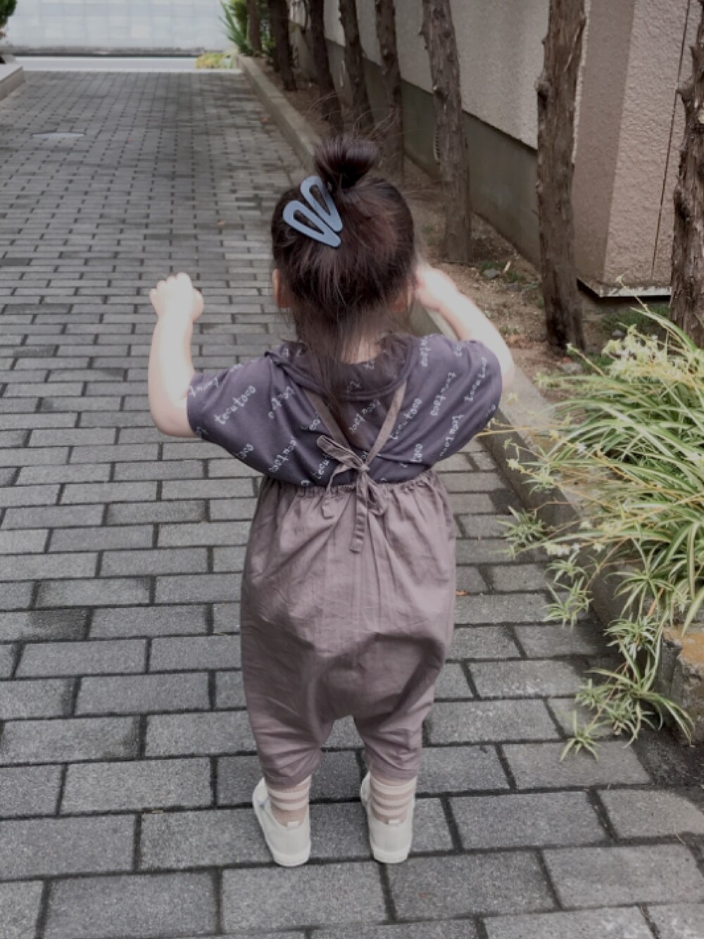 「むすめ服、ナチュラル、韓国スタイル、ゆるコーデ、プチプラ、しまむら、バースデイ、テータテート、女の子、1歳9ヶ月」｜「Birthdayのアイテム（サロペット/オーバーオール、ブラウン系）」を使った、おてんばむすめさん（キッズ・80cm）の夏コーディネートの1枚目の写真