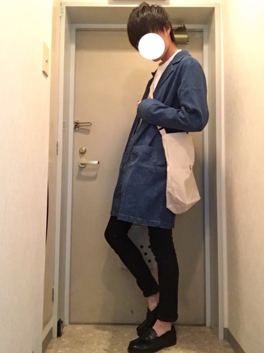 「デニムコート、EMMA  CLOTHES、とっしーさん、春、おしゃれさんと繋がりたい、きれいめカジュアル、プチプラ、LIDnM、げんじ、バンドマン」｜「EMMA CLOTHESのLINEN×COTTONストレッチデニムショップコート（デニムジャケット、ブルー系）」を使った、Yudaiさん（メンズ・174cm）の春コーディネートの1枚目の写真