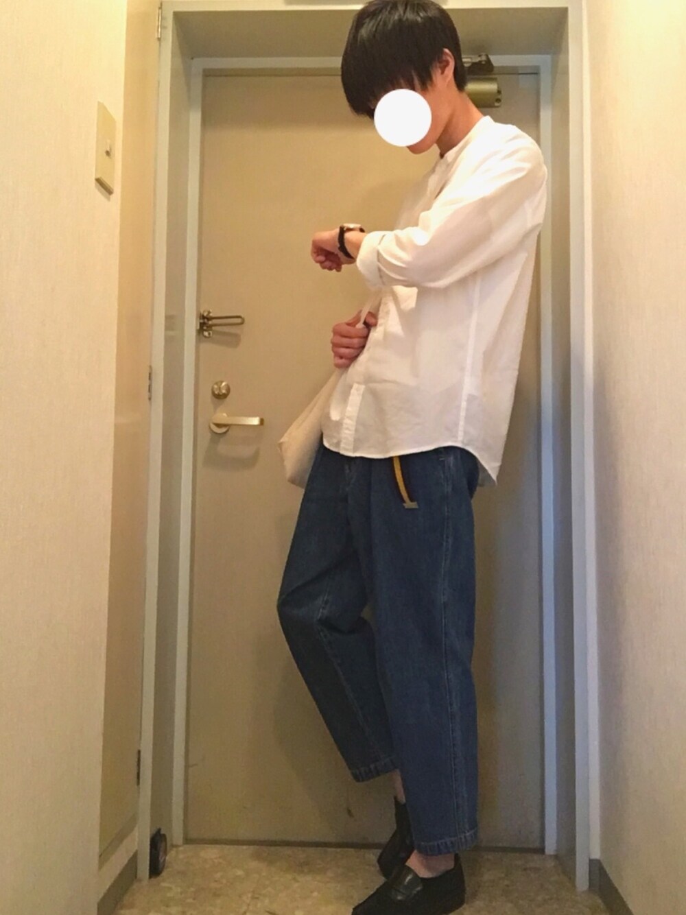 「プチプラ、春コーデ、ワイドデニム、バンドカラーシャツ、スタンドカラーシャツ、ガチャベルト、差し色、差し色(黄色)、coenトートバック、バンドマン」｜「RAGEBLUEのブロードストレッチバンドカラーシャツ/763423（シャツ/ブラウス、ホワイト系）」を使った、Yudaiさん（メンズ・174cm）の春コーディネートの1枚目の写真
