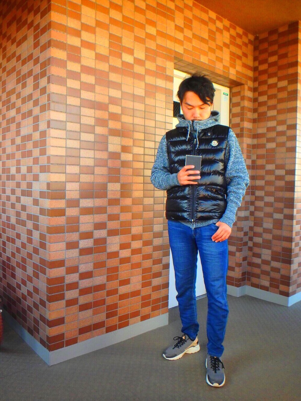 「MONCLER、tcss、NIKE、SURF、UNIQLO、休日スタイル、カジュアル、サーフスタイル、Nike air huarache、ダウンベスト」｜「MONCLERのアイテム（ダウンベスト、ブラック系）」を使った、1buk1さん（メンズ・172cm）の冬コーディネートの1枚目の写真