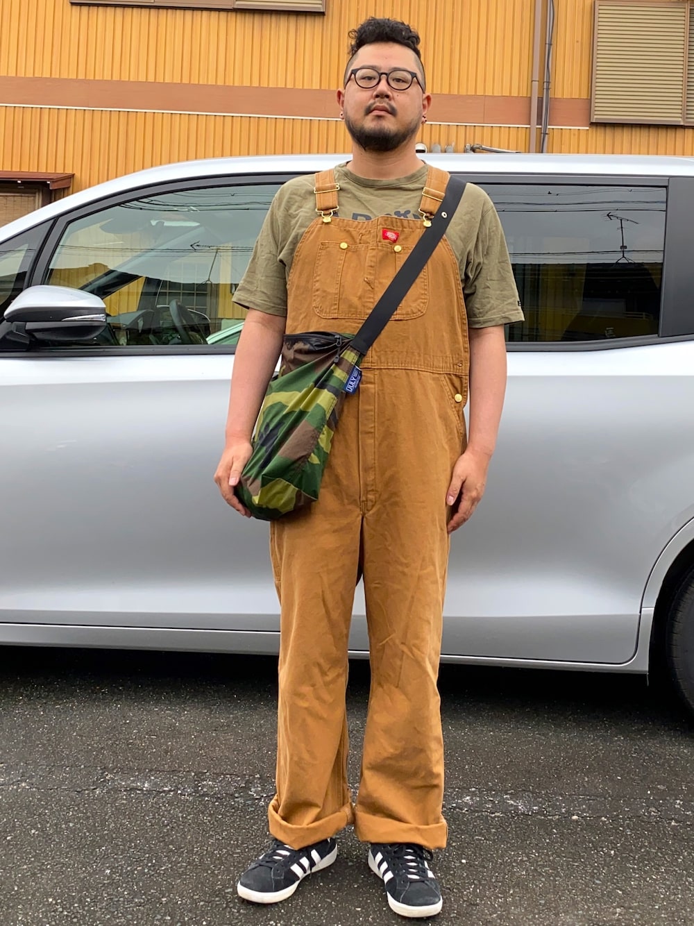 「コッキーと繋がりたい、オーバーオール、梅雨、パーマ」｜「Dickiesのアイテム（サロペット/オーバーオール、オレンジ系）」を使った、Cokky さん（メンズ・178cm）の夏コーディネートの1枚目の写真