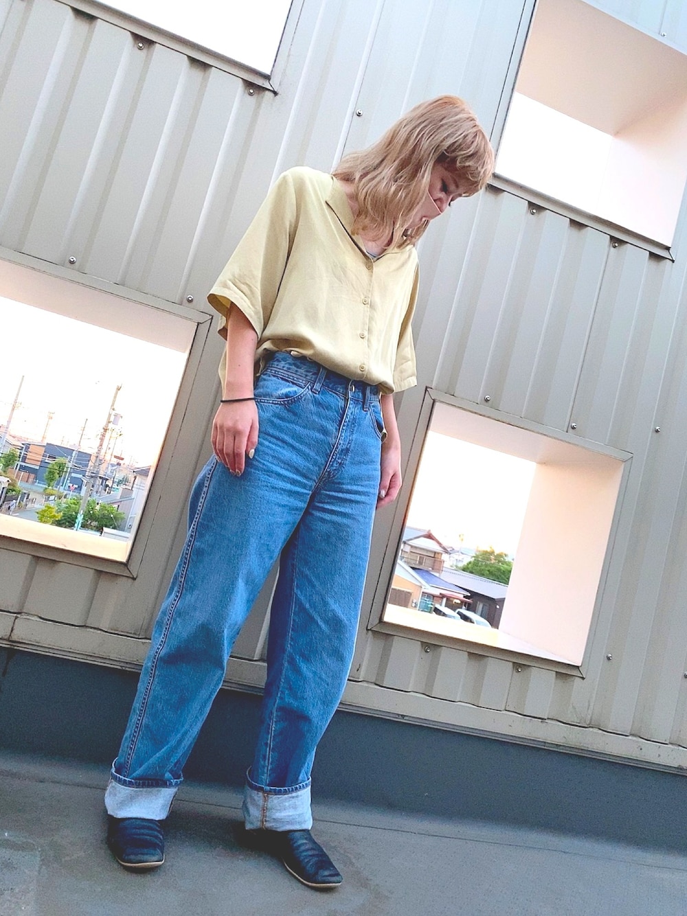 「夏コーデ、シンプル、リラックススタイル、ラフ、デニムパンツ、ブラウンコーデ」｜「UNIQLOのワイドフィットカーブジーンズ（丈長め82cm）（デニムパンツ、ホワイト系）」を使った、oda akaneさん（レディース・162cm）の夏コーディネートの1枚目の写真