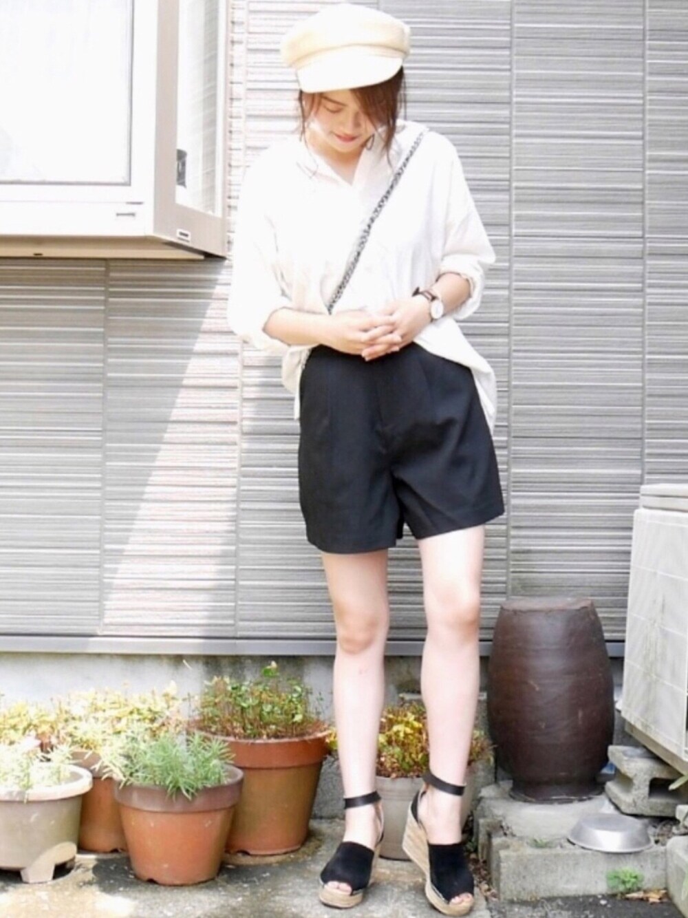 ブラック系のその他パンツ、ブラック系のサンダル、ホワイト系のシャツ/ブラウスを着用したレディースの夏コーディネートの1枚目の写真