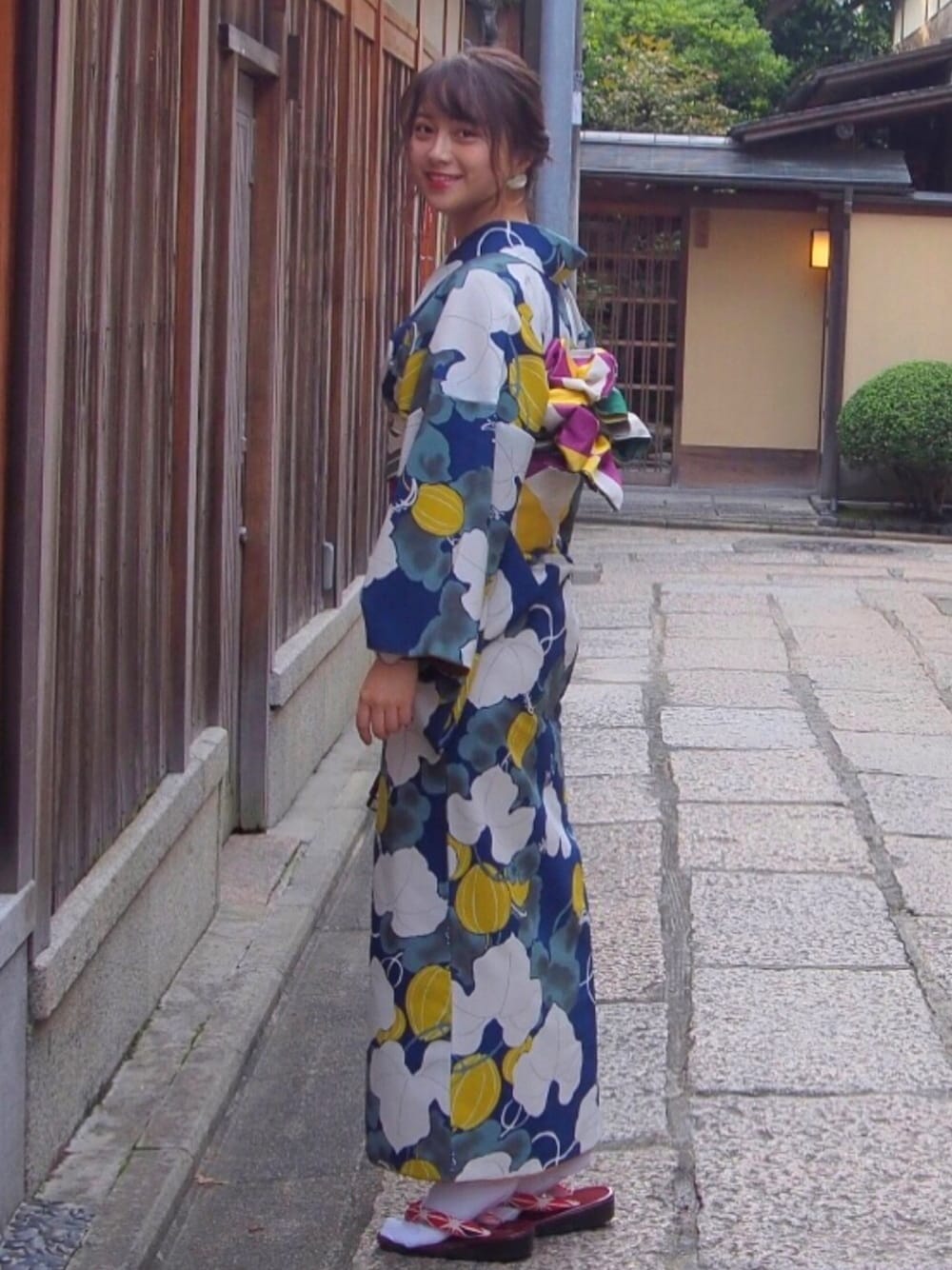 パープル系のファッション雑貨、レッド系のファッション雑貨を着用したレディースの秋コーディネートの1枚目の写真