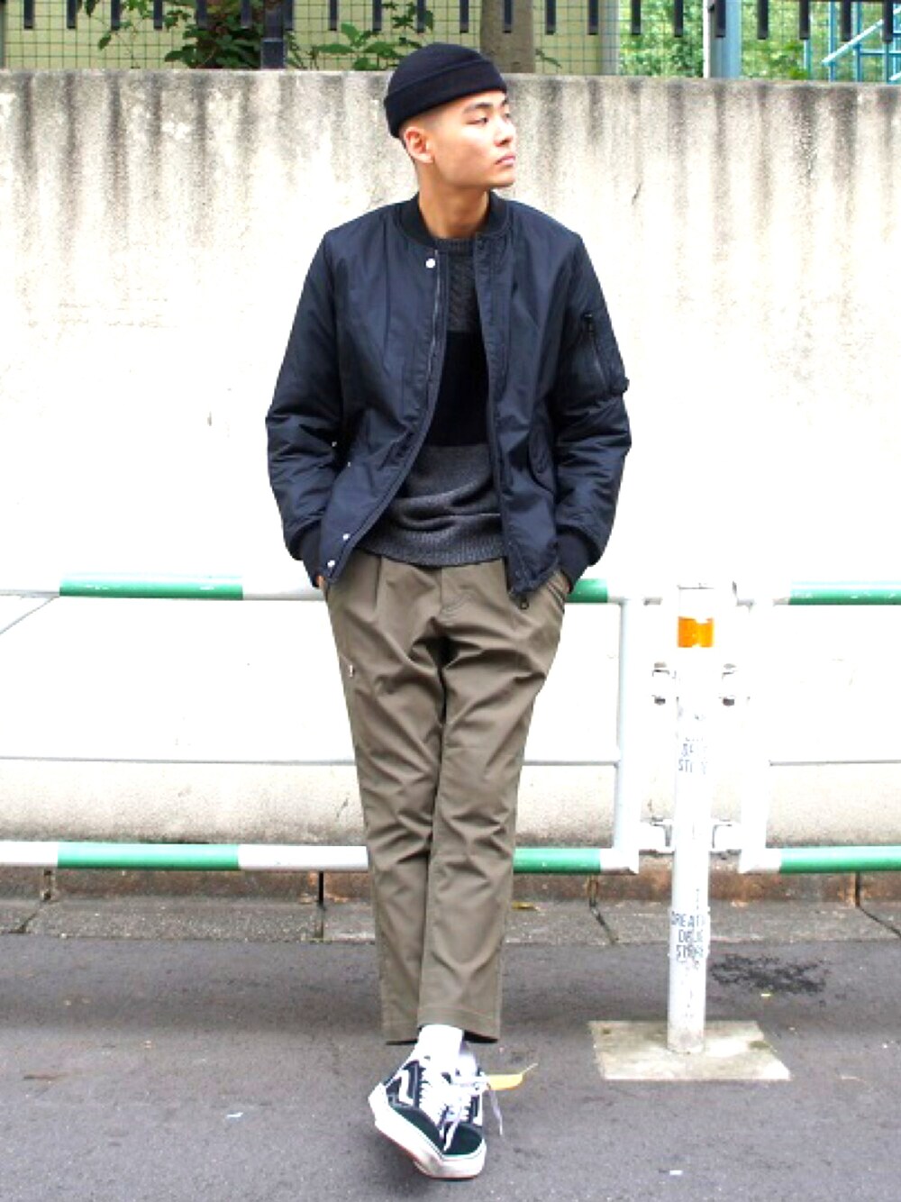 「大人カジュアル、オトナカジュアル、アウター、カーキアウター、ミリタリー、MA-1、バンズ、ストリート、サイラス」｜「SILASのROUND TAIL FLIGHT JACKET / MA-1（MA-1、ブラック系）」を使った、hsmtさん（メンズ・180cm）の冬コーディネートの1枚目の写真