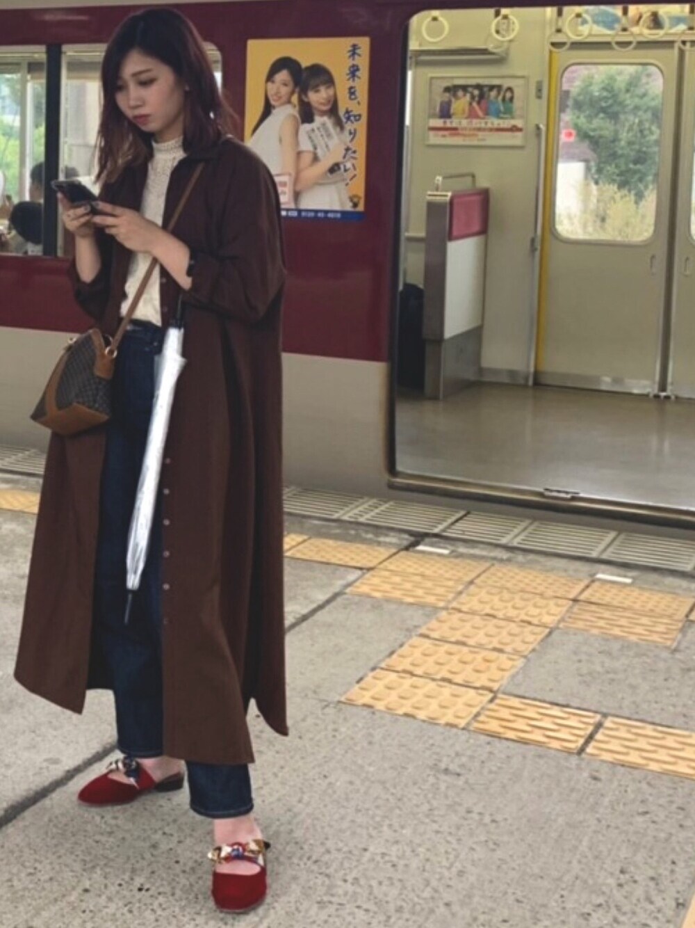 「UNIQLOのハイライズストレートジーンズ(丈長め82cm）（デニムパンツ、ブルー系）」を使った、ミキさん（レディース・164cm）の春コーディネートの1枚目の写真