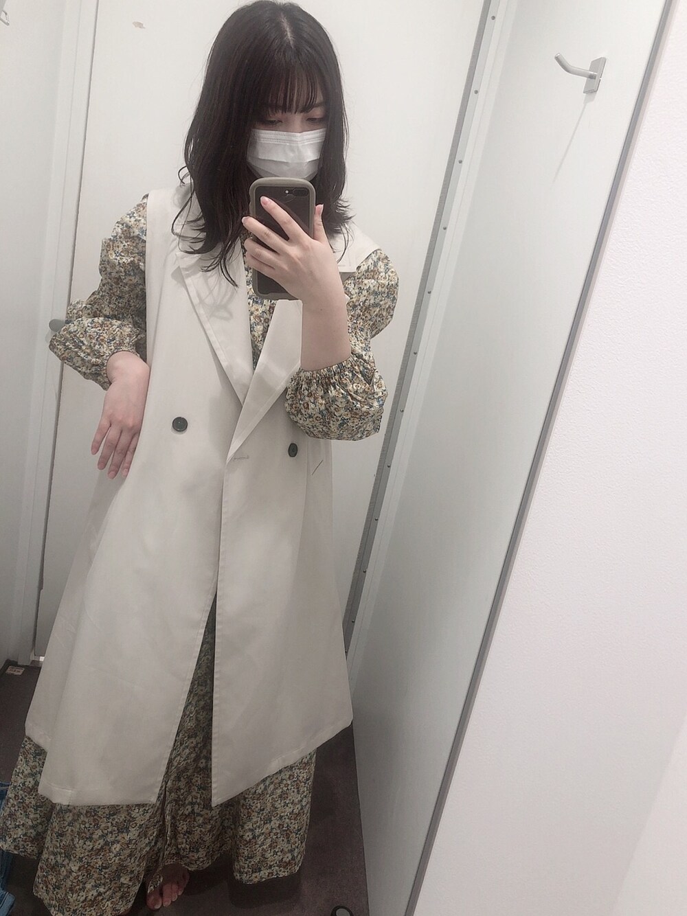 「ワンヒース、花柄ワンピース、ロングジレ、ジレ、休日スタイル、おしゃれさんと繋がりたい、春コーデ」｜「MOUSSYのTINY FLOWER LONG ドレス（ワンピース、イエロー系）」を使った、ミキさん（レディース・164cm）の春コーディネートの1枚目の写真
