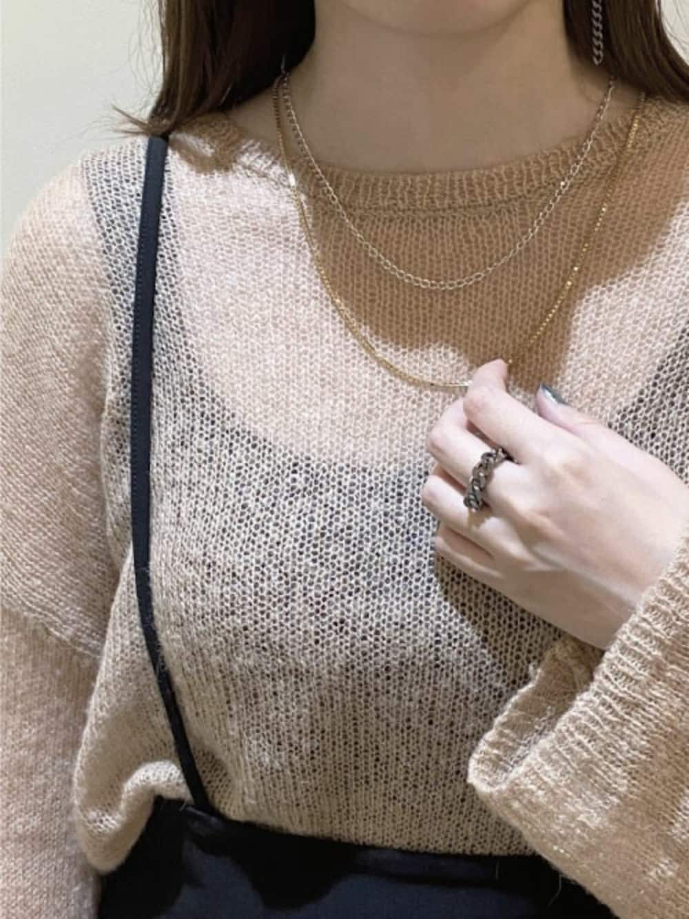 「ネックレス、ピアス、秋のコーデ、ブラックコーデ、リング、アクセサリー、ジュエリー、ジェンダーレス、and cloud、アンドクラウド」｜「and cloudのCurb Chain/Venetian Chain Set Necklace（ネックレス、ゴールド系）」を使った、and cloudさん（レディース・160cm）の秋コーディネートの1枚目の写真