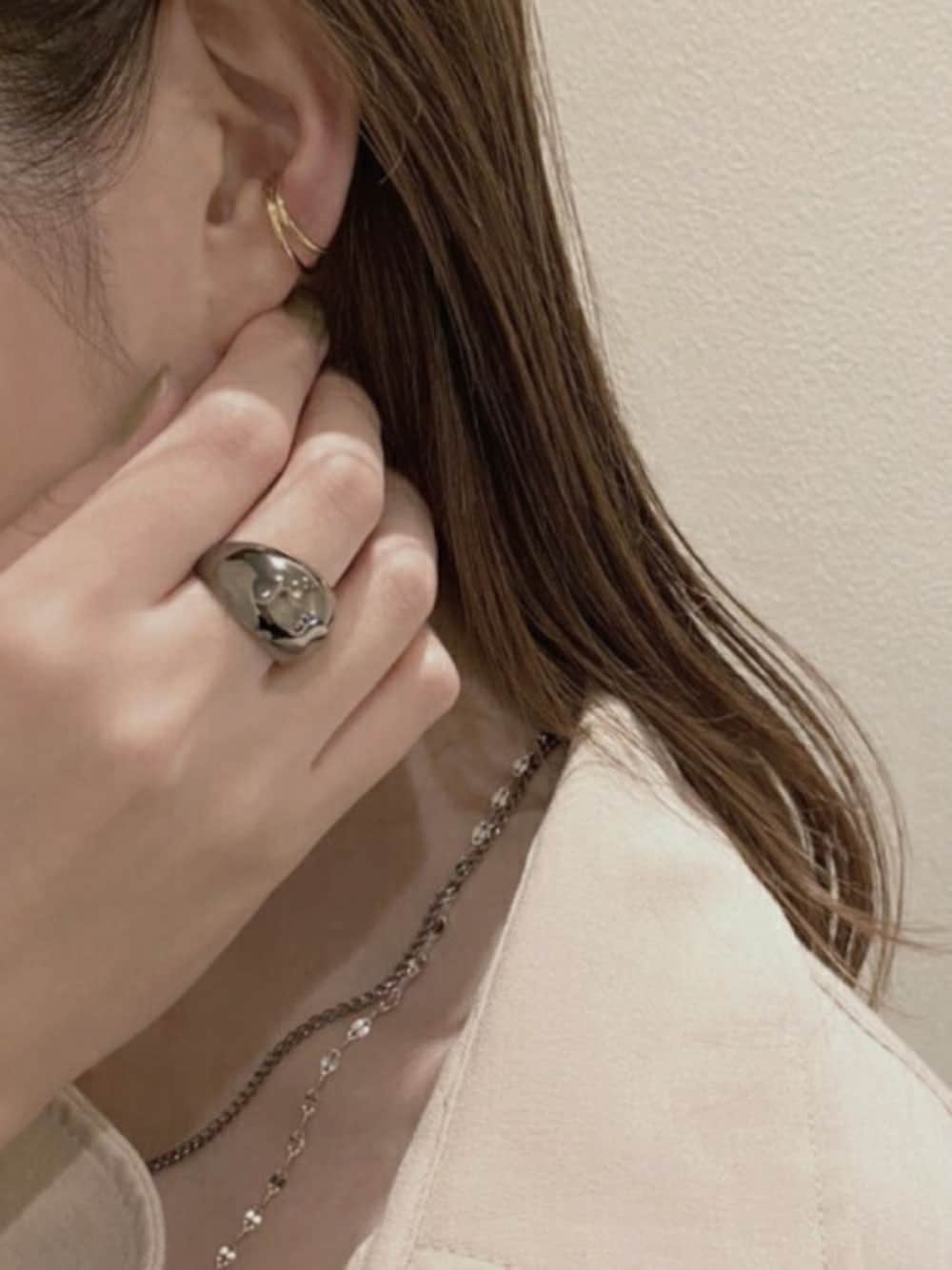「ネックレス、秋のコーデ、ブラックコーデ、リング、アクセサリー、ジュエリー、イヤーカフ、ジェンダーレス、and cloud、アンドクラウド」｜「and cloudのDouble Line Earcuff（イヤーカフ、ゴールド系）」を使った、and cloudさん（レディース・160cm）の秋コーディネートの1枚目の写真