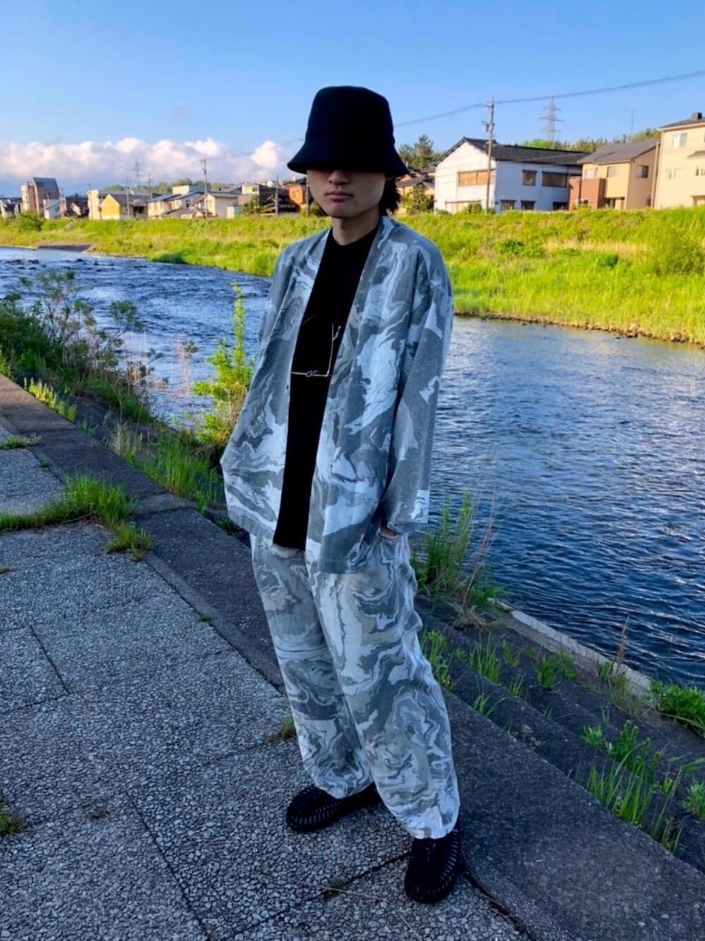 「ｻｽｸﾜｯﾁﾌｧﾌﾞﾘｯｸｽ、SASQUATCHfabrix、neonsign、ネオンサイン、セットアップ、おしゃれさんと繋がりたい、服好きな人と繋がりたい、keen、ウルフカット、個性的」｜「SASQUATCHfabrix.のアイテム（ジャケット/アウター、ホワイト系）」を使った、Mahi さん（メンズ・180cm）の春コーディネートの1枚目の写真